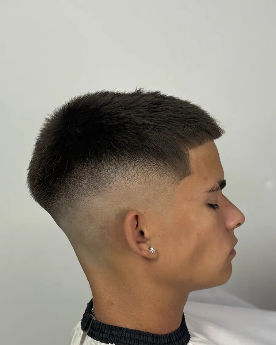 Corte con degradado medio, visto de perfil